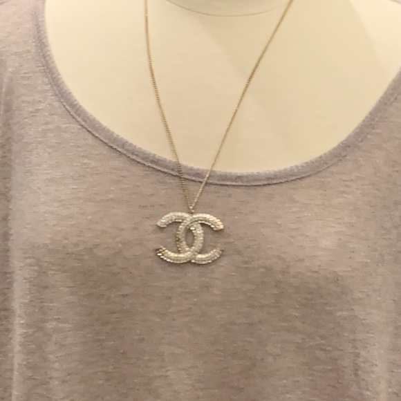 - Top That can be layered have buttons down sides - Picture 4 of 14